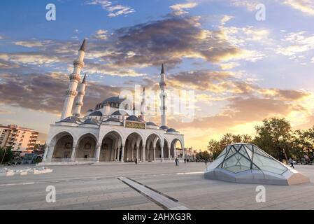 ANKARA, TÜRKEI. Neue Melike Hatun Moschee, in der Nähe des Genclik Parks, in der Hauptstadt bei Sonnenuntergang Stockfoto