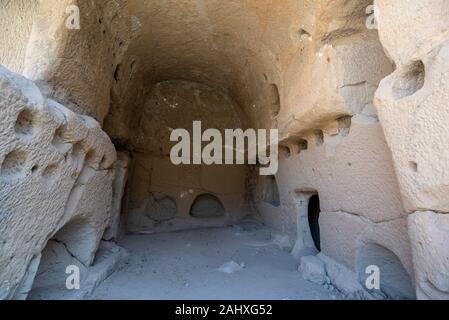 In einer Höhlenkirche in Belisırma. Das Dorf am Ende des Ihlara-Tals. Höhlenformationen in Kappadokien, Türkei. Stockfoto