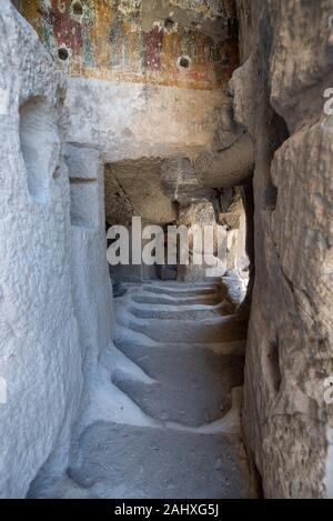 In einer Höhlenkirche in Belisırma. Das Dorf am Ende des Ihlara-Tals. Höhlenformationen in Kappadokien, Türkei. Stockfoto