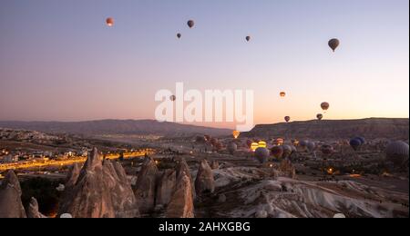 Goreme, Kappadokien, Türkei. Wunderschöne Szenen im Goreme Nationalpark. Hunderte von bunten Heißluftballons fliegen am Himmel bei Sonnenaufgang. Stockfoto