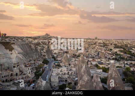 Wunderschöne Szenen im Goreme-Nationalpark bei Sonnenaufgang. Unglaubliche Felsformationen im Tal Kappadokien, Türkei Stockfoto
