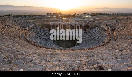 Wunderschöne Sonnenuntergangsansicht des antiken Theaters der römischen Stadt Hierapolis in Pamukkale, Türkei. Die Stätte ist ein UNESCO-Weltkulturerbe Stockfoto