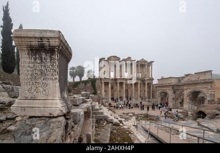 Ephesus, Selcuk Izmir, Türkei - die antike Stadt Efes. Das UNESCO-Weltkulturerbe war ist ein altes römisches Gebäude Stockfoto