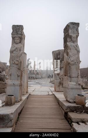 Ephesus, Selcuk Izmir, Türkei - die antike Stadt Efes. Das UNESCO-Weltkulturerbe war ist ein altes römisches Gebäude Stockfoto