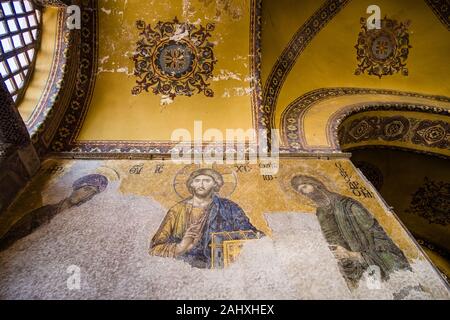 Mosaikwand von Jesus Christus, Johannes dem Täufer und der Jungfrau Maria im Inneren der Hagia Sophia, Ayasofya, einem ehemaligen Griechisch-orthodoxen christlichen Kathedrale, später ein Ot Stockfoto