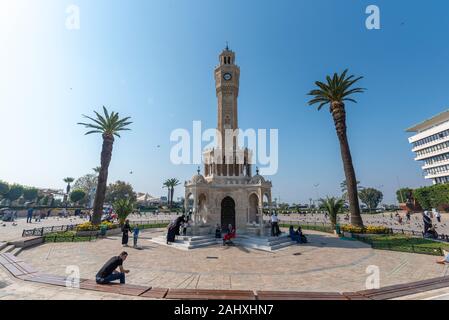 Izmir, Türkei. Konak Platz mit altem Uhrenturm (Saat Kulesi) . Es wurde 1901 erbaut und als offizielles Symbol der Stadt Izmir in der Türkei anerkannt. Stockfoto