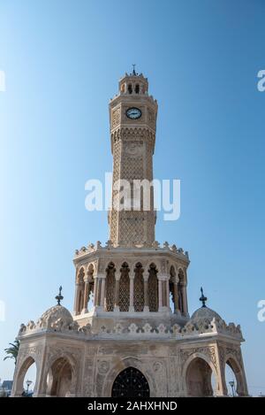 Izmir, Türkei. Konak Platz mit altem Uhrenturm (Saat Kulesi) . Es wurde 1901 erbaut und als offizielles Symbol der Stadt Izmir in der Türkei anerkannt. Stockfoto