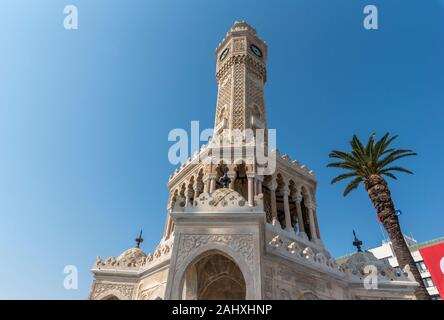 Izmir, Türkei. Konak Platz mit altem Uhrenturm (Saat Kulesi) . Es wurde 1901 erbaut und als offizielles Symbol der Stadt Izmir in der Türkei anerkannt. Stockfoto