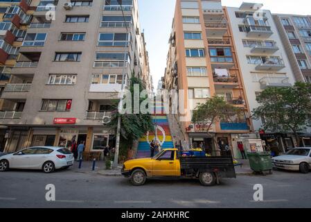 Izmir, Türkei. Ein Friedenszeichen auf bunten und hohen Stufen. Blick auf die Straße von Kunst gemalten Treppen in der Stadt Izmir Stockfoto