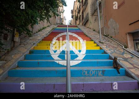 Izmir, Türkei. Ein Friedenszeichen auf bunten und hohen Stufen. Blick auf die Straße von Kunst gemalten Treppen in der Stadt Izmir Stockfoto