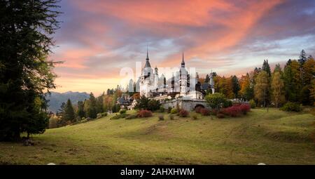 Panorama von Schloss Peles, Rumänien. Schöne berühmte königliche Burg in Sinaia Wahrzeichen der Karpaten in Europa bei Sonnenuntergang. Stockfoto