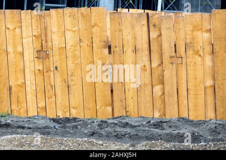 Holzbretter unterstützt die Wände des Grabens einbrechen zu schützen. Trench Wände sind verstärkt mit Holzstützen Ablösung von Th zu verhindern Stockfoto