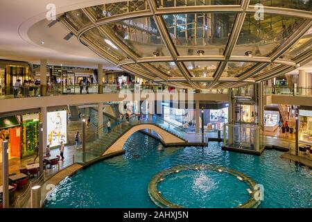 Singapur - ca. April, 2019: Der Regen Oculus an die Geschï¿½te an der Marina Bay Sands. Stockfoto