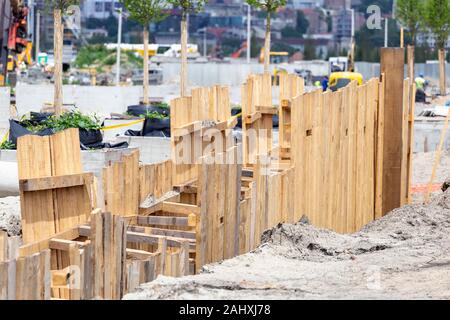 Holz- unterstützt die Wände des Grabens einbrechen zu schützen. Trench Wände sind verstärkt mit Holzstützen auf Ablösung des Bodens zu verhindern. Stockfoto