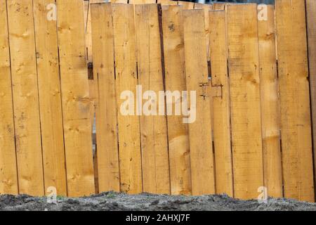 Holzbretter unterstützt die Wände des Grabens einbrechen zu schützen. Trench Wände sind verstärkt mit Holzstützen Ablösung von Th zu verhindern Stockfoto