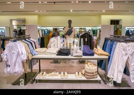 Singapur - ca. April 2019: Kleidung auf Anzeige bei Zara Store in der Shoppes in Marina Bay Sands. Stockfoto