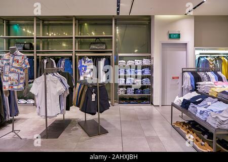 Singapur - ca. April 2019: Kleidung auf Anzeige bei Zara Store in der Shoppes in Marina Bay Sands. Stockfoto