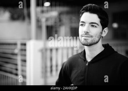 Porträt der jungen gutaussehenden Mann in den Straßen im Außenbereich Stockfoto