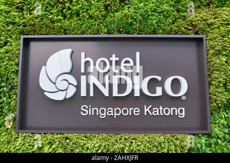 Singapur - ca. April 2019: Nahaufnahme von Hotel Indigo unterzeichnen. Stockfoto