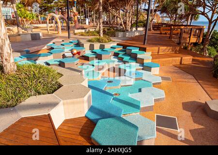 Stepping Bausteine für Kinder oder Erwachsene zu spielen auf einem Spielplatz in einem kleinen australischen Stadt am Meer zu sitzen Stockfoto
