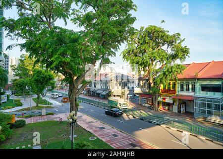 Singapur - ca. April, 2019: Blick auf eine Straße in Singapur entfernt. Stockfoto