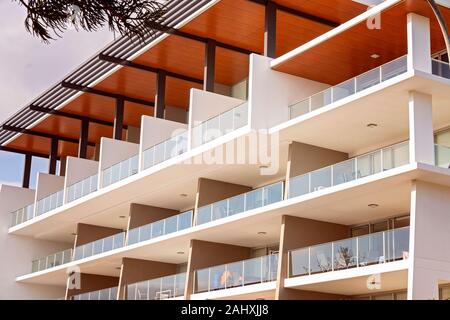 Ferienwohnungen auf mehreren Ebenen mit umfangreichen Decks mit Glasbalustraden für einen ungehinderten Blick auf das Meer zu ermöglichen Stockfoto