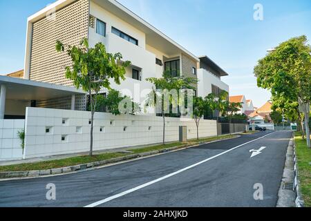 Singapur - ca. April, 2019: Blick auf eine Straße in Singapur entfernt. Stockfoto