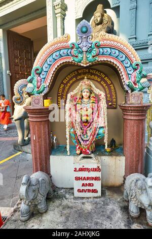 Singapur - ca. April 2019: Außenansicht von Sri Senpaga Vinyagar Tempel in Singapur. Es ist ein Tempel für die hinduistische Gott Ganesha Wer ist Der presidi Stockfoto