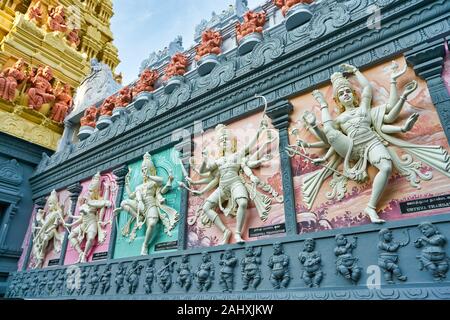 Singapur - ca. April, 2019: Blick auf die Skulpturen von Gott Shiva, Tanzen und Sathura Santhiya Thandavam wie auf der Außenfassade der Sri Senpaga V gesehen Stockfoto