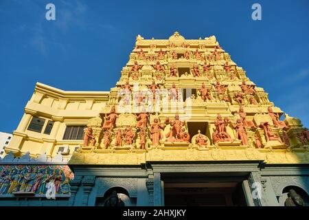 Singapur - ca. April, 2019: Blick von Außen von Sri Senpaga Vinyagar Tempel am Morgen. Es ist ein Tempel für die hinduistische Gott Ganesha Wer ist der Pr Stockfoto