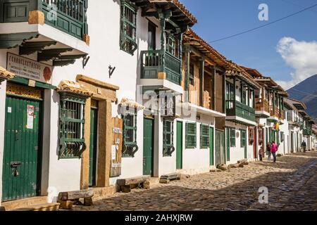 Weißes Kolonialgebäude in Villa de Leyva, Kolumbien Stockfoto