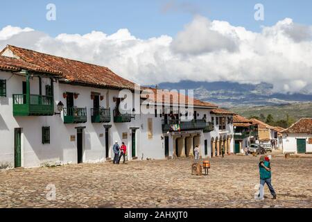 Weißes Kolonialgebäude in Villa de Leyva, Kolumbien Stockfoto