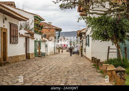 Weißes Kolonialgebäude in Villa de Leyva, Kolumbien Stockfoto