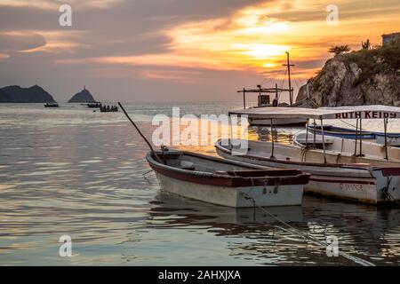 Typische Fischerboote in Taganga bei Sonnenuntergang, Kolumbien Stockfoto