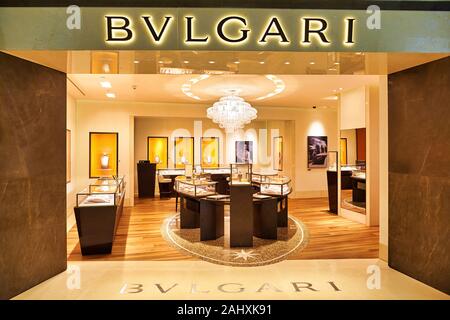 BANGKOK, THAILAND - ca. Juni 2015: Bvlgari Markennamen über Eingang in einem Geschäft in Suvarnabhumi Airport. Stockfoto