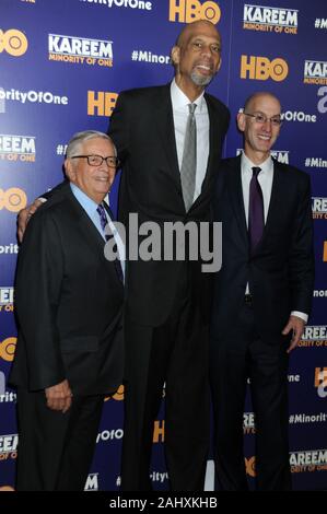 Manhattan, Vereinigten Staaten von Amerika. 26. Okt 2015. NEW YORK, NY - 26. Oktober: David Stern, Kareem Abdul-Jabbar, Adam Silber besucht die "Kareem: Minderheit von einer 'New York Premiere bei Time Warner Center am 26. Oktober 2015 in New York City. Personen: David Stern, Kareem Abdul-Jabbar, Adam Silber Credit: Stürme Media Group/Alamy leben Nachrichten Stockfoto