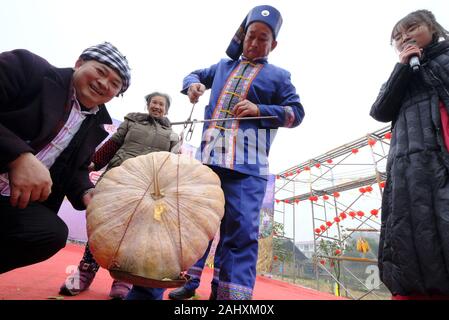 Qiandongnan der chinesischen Provinz Guizhou. 1 Jan, 2020. Dorfbewohner wiegen ein Kürbis während eines landwirtschaftlichen Erzeugnissen in Tianzhu Bezirk Qiandongnan Miao und Dong Autonomen Präfektur zeigen, im Südwesten Chinas Provinz Guizhou, Jan. 1, 2020. Die Menschen in China das Neue Jahr durch eine Vielzahl von Aktivitäten gefeiert. Credit: Lange Shengzhou/Xinhua/Alamy leben Nachrichten Stockfoto