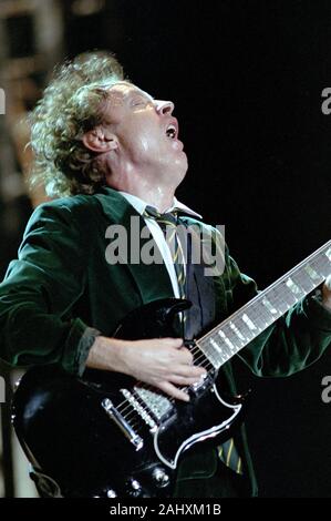 Turin Italien 04.07.2001: Angus Young Gitarrist der australischen Hard Rock Band ACDC während des Live-Konzerts im Delle Alpi Stadion Stockfoto
