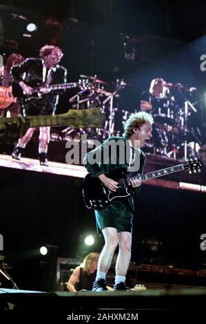 Turin Italien 04.07.2001: Angus Young Gitarrist der australischen Hard Rock Band ACDC während des Live-Konzerts im Delle Alpi Stadion Stockfoto