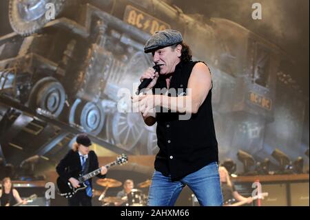 Milano Italien 19.03.2009: Live Konzert von AC/DC am Mediolanum Forum von Assago, Brian Johnson während des Konzerts Stockfoto