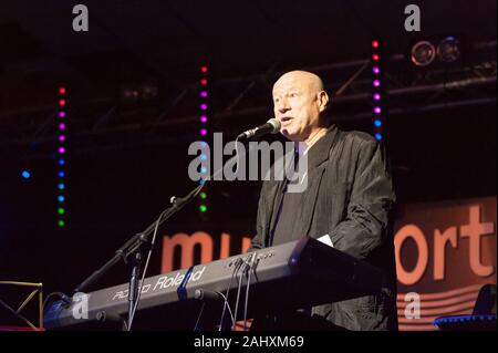 Neil Innes, arbeitete mit der Bonzo Dog doo-dah Band, Monty Python und der Ruttles durchführen an den Musicport Festival, Whitby, ENGLAND 20/10/13. Stockfoto