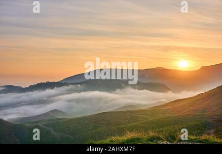 Schönen Sonnenaufgang über den Wolken und Berge Stockfoto