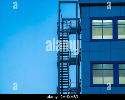 Treppe für die Evakuierung der Menschen an der Wand eines Industriegebäudes. Technologie. Hintergrundbild. Für Text platzieren. Stockfoto