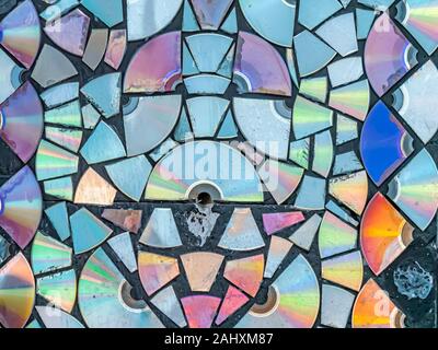 Chips von Cds auf einem schwarzen Hintergrund. Hintergrundbild. Für Text platzieren. Stockfoto