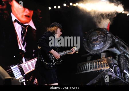 Udine Italien 19.05.2010: Live Konzert von ACDC im Stadio Friuli, Angus Young während des Konzerts Stockfoto