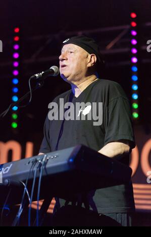 Neil Innes, arbeitete mit der Bonzo Dog doo-dah Band, Monty Python und der Ruttles durchführen an den Musicport Festival, Whitby, ENGLAND 20/10/13. Stockfoto