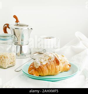 Frühstück und Snacks Hintergrund. Frische Croissants und Kaffee auf weißer Tisch. Quadratisches Bild, kopieren Raum Stockfoto