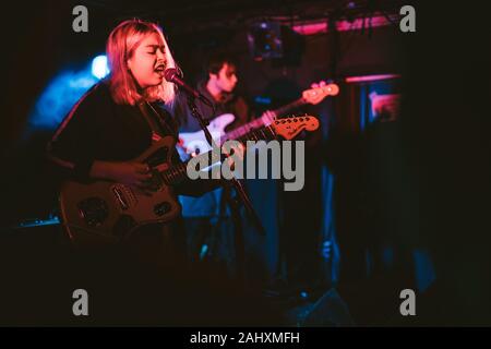 Kopenhagen, Dänemark. 10., November 2018. Der amerikanische Sänger und Songwriter Snail Mail führt ein Live Konzert in Stengade in Kopenhagen. (Foto: Gonzales Foto - Mathias Kristensen). Stockfoto