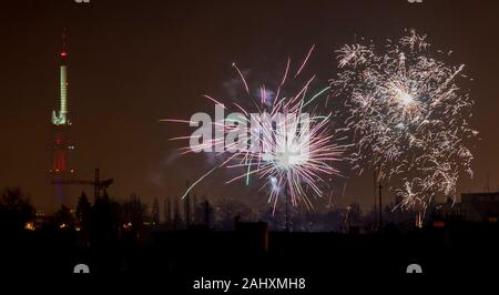 Am 1. Januar 2020 feiern die Menschen in Prag, Tschechien, den Silvesterabend mit einem Feuerwerk. (CTK Photo/Petr Mlch) Stockfoto