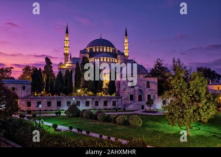 Süleymaniye Moschee, Süleymaniye Camii, auf einem Hügel im Stadtteil Fatih, am Abend nach Sonnenuntergang beleuchtet Stockfoto